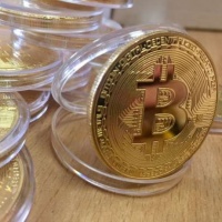 Сувенирная монета Bitcoin в футляре